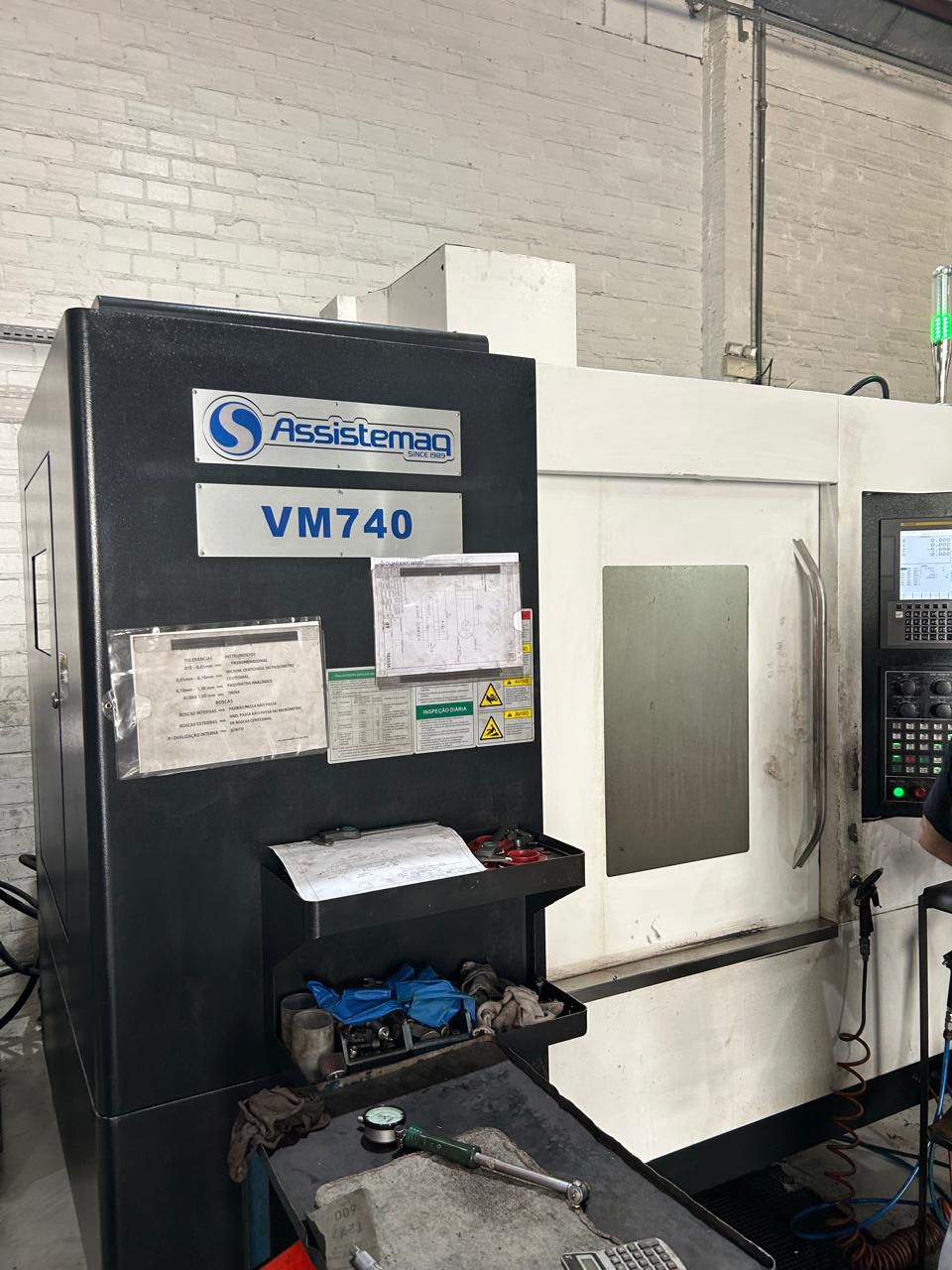 Centro de Usinagem Vertical Neway VM740 + 4° Eixo