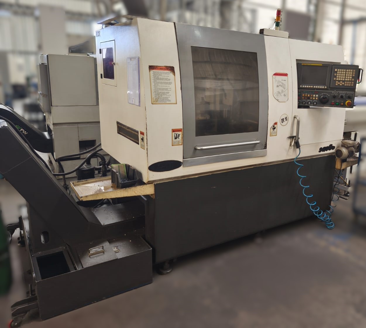 TORNO CNC AUTOMÁTICO DE CABEÇOTE MÓVEL HJM